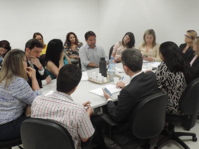 Pessoas em torno de mesa de reuniões