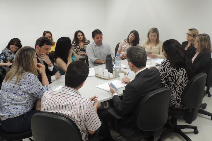 Pessoas em torno de mesa de reuniões
