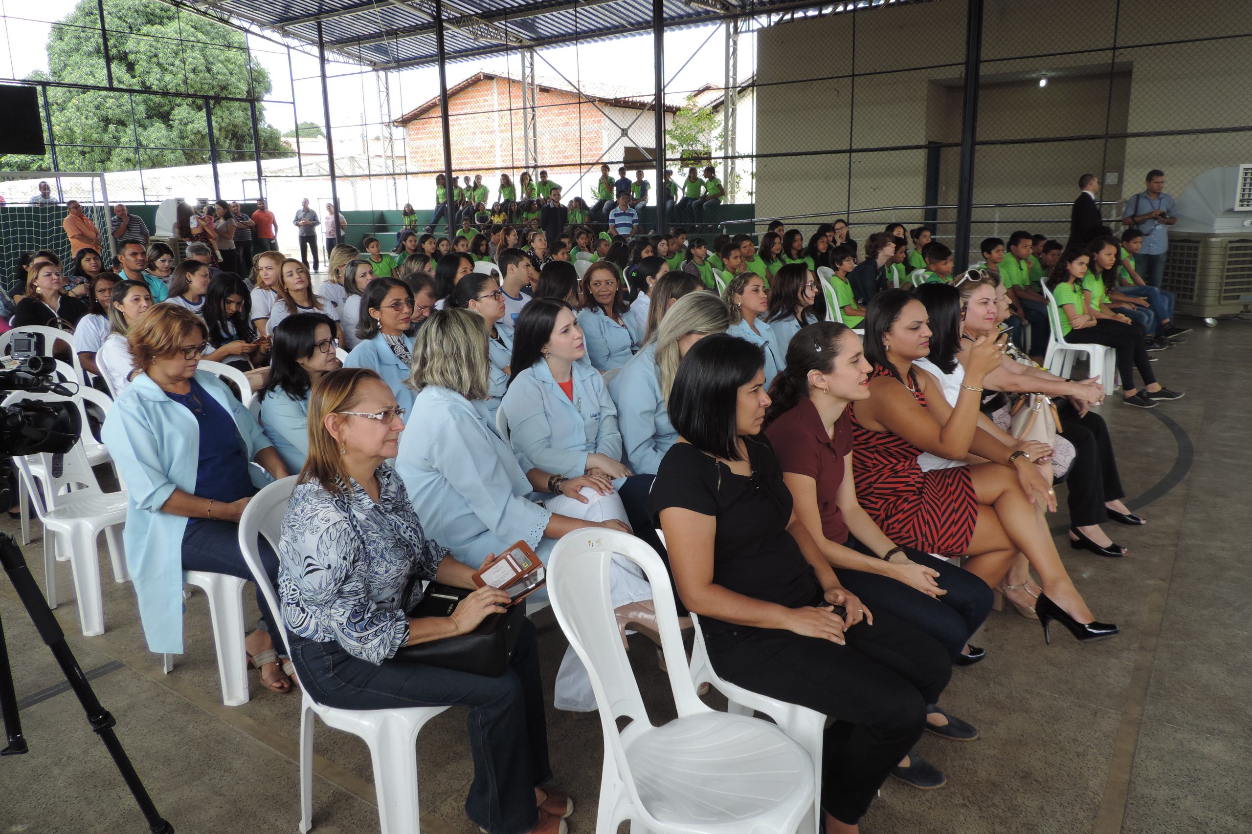 Pessoas sentadas olhando para frente 