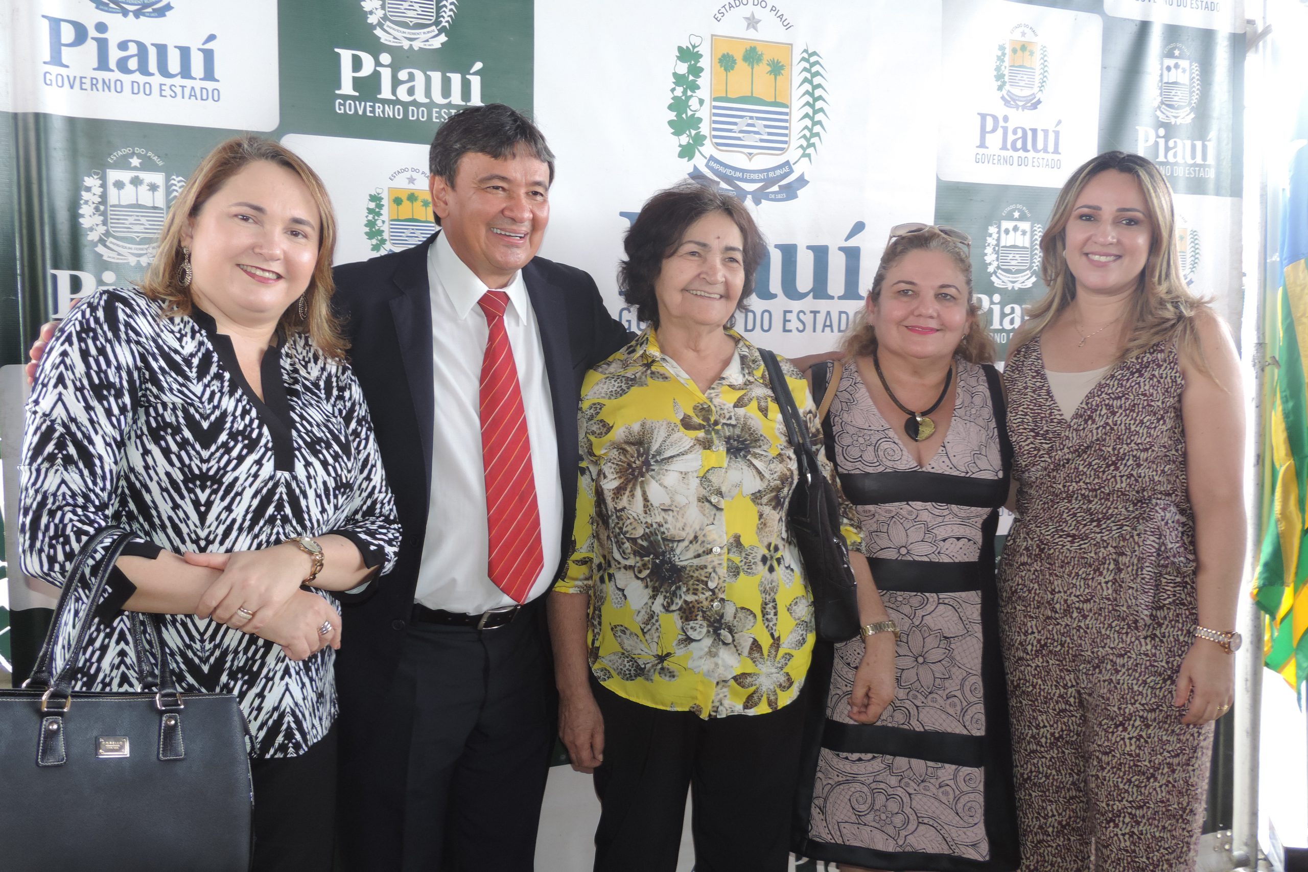 Pessoas de pé sorrindo 