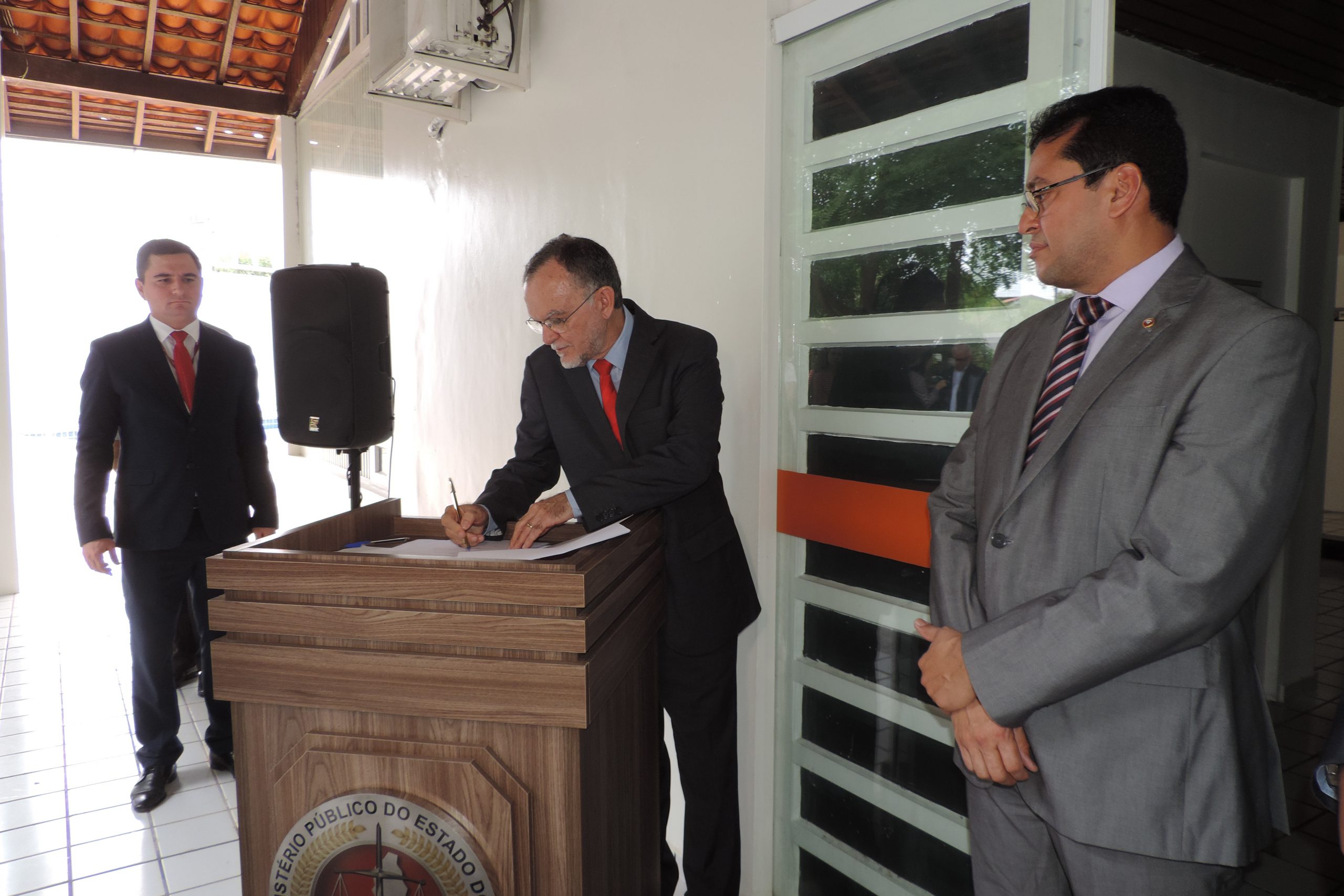 Pessoa de pé assinando documento 