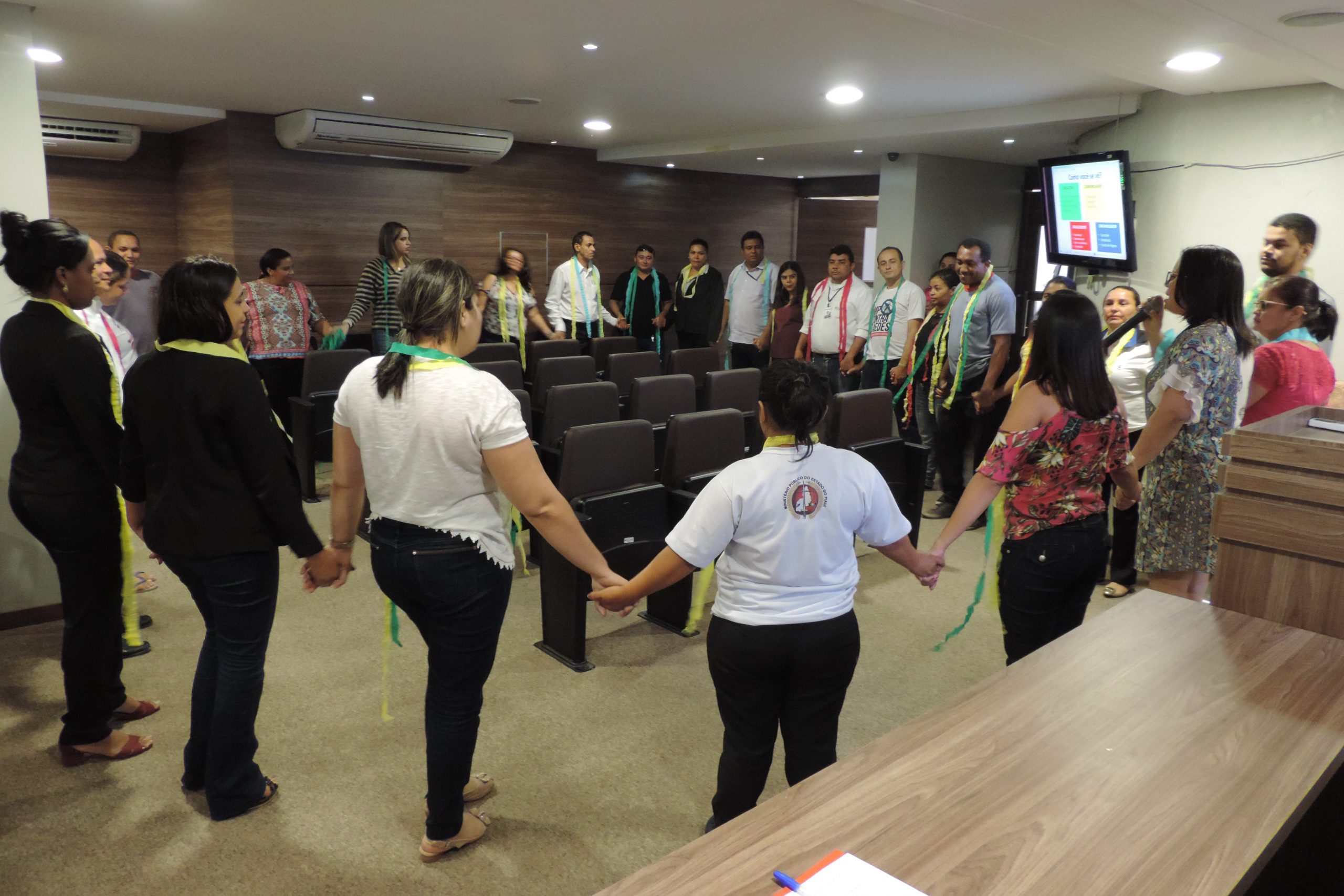 Pessoas em forma de roda de mãos dadas 