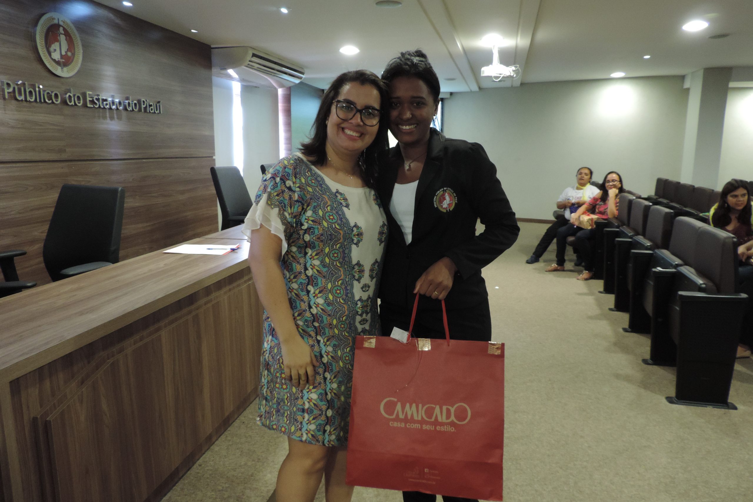 duas pessoas abraçadas 
