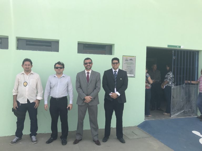 Pessoas em frente a Penitenciária