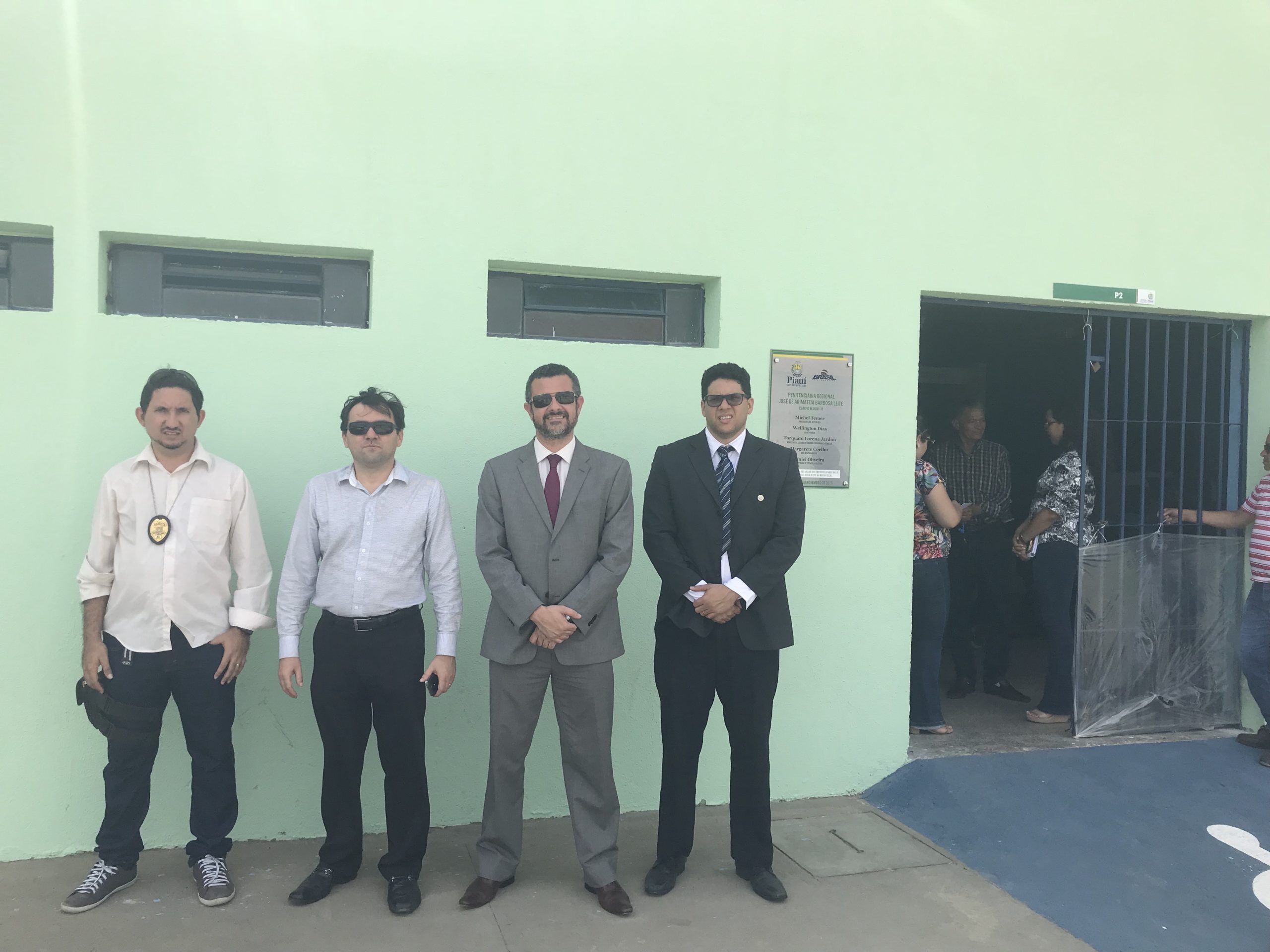 Pessoas em frente a Penitenciária