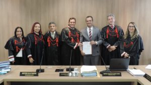 Pessoas de pé a frente de uma bancada