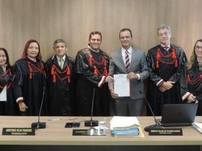 Pessoas de pé a frente de uma bancada