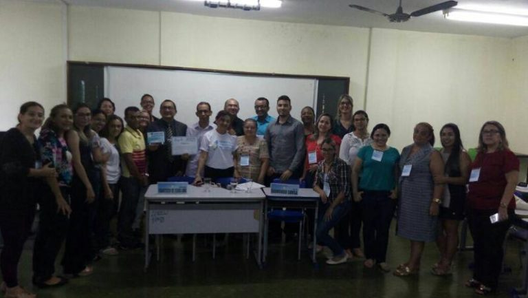Pessoas de pé