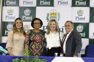 Pessoas de pé sorrindo