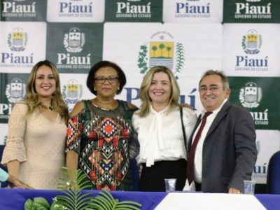Pessoas de pé sorrindo