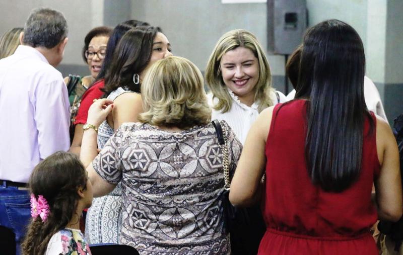Pessoas sorrindo e conversando uns com os outros 