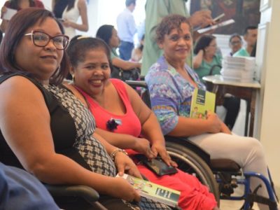Pessoas sentadas conversando