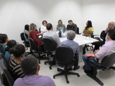 Pessoas sentadas em volta de uma mesa