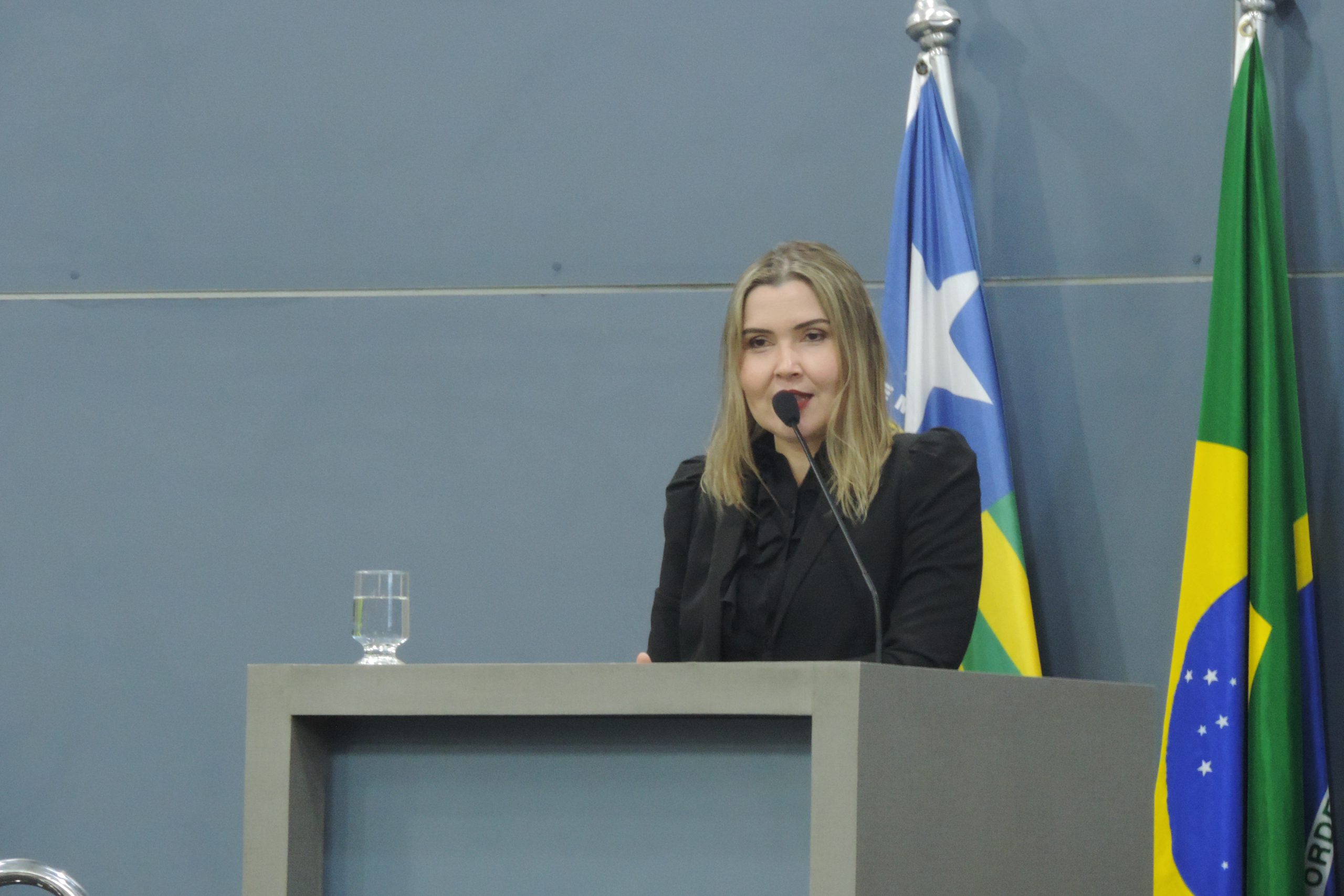 Mulher de pá falando 