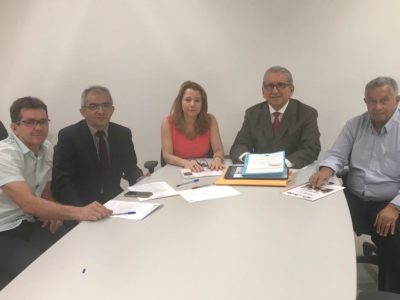 Pessoas sentadas em volta de uma mesa