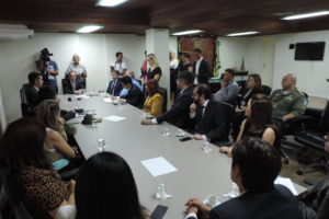 Pessoas sentadas em volta de uma mesa