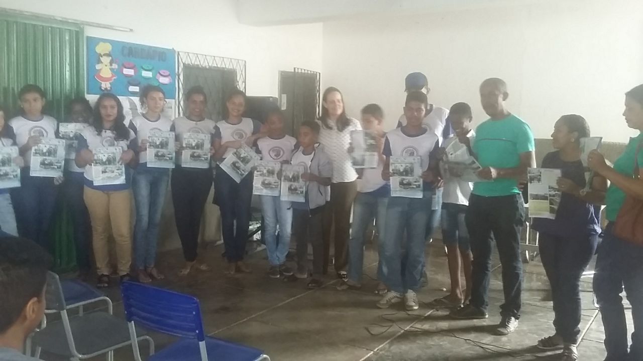 Alunos seguram jornal
