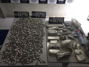 drogas expostas em uma mesa