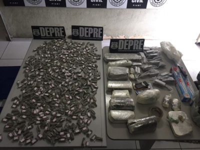 drogas expostas em uma mesa