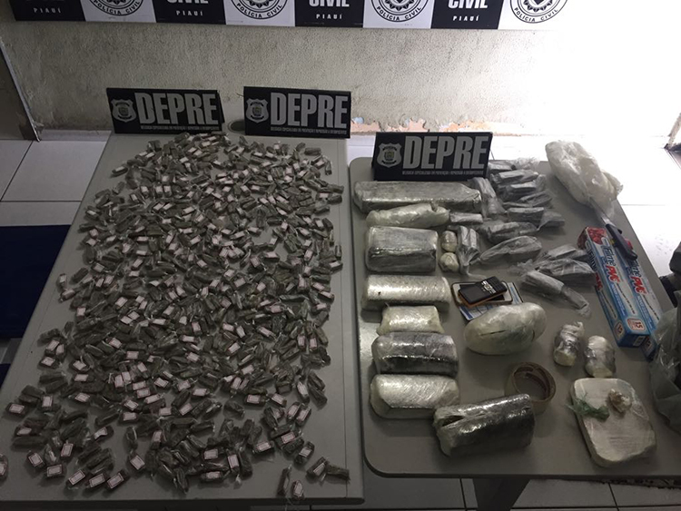 drogas expostas em uma mesa