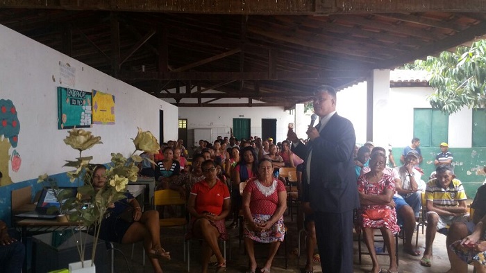 Promotor profere palestra em escola