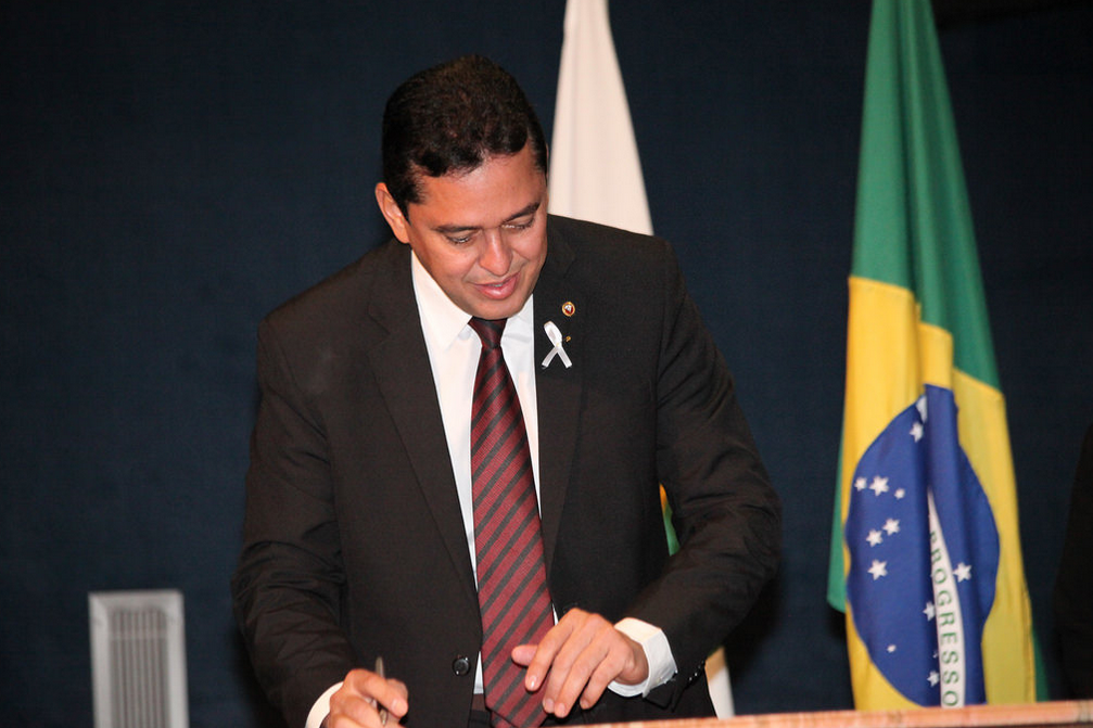 Cleandro Moura assinando documento