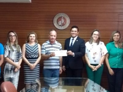Pessoas de pé em reunião