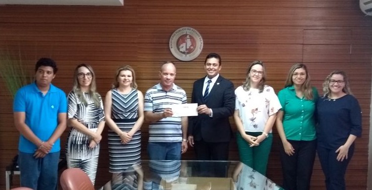 Pessoas de pé em reunião