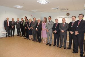 Pessoas posando e sorrindo com medalhas ao pescoço