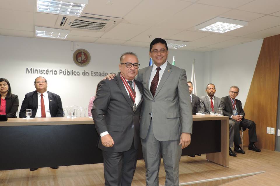 Pessoa recebendo medalha