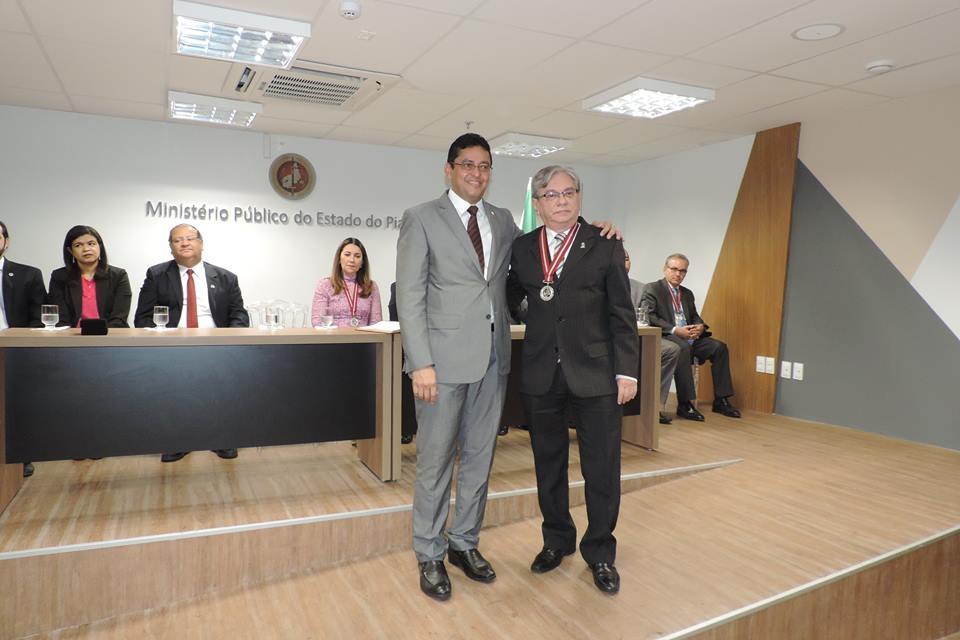 Pessoa recebendo medalha