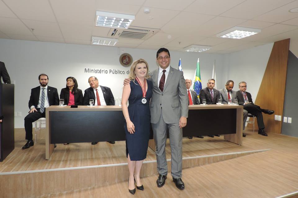 Pessoa recebendo medalha