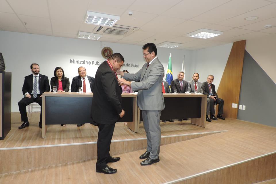 Pessoa recebendo medalha