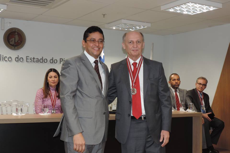 Pessoa recebendo medalha