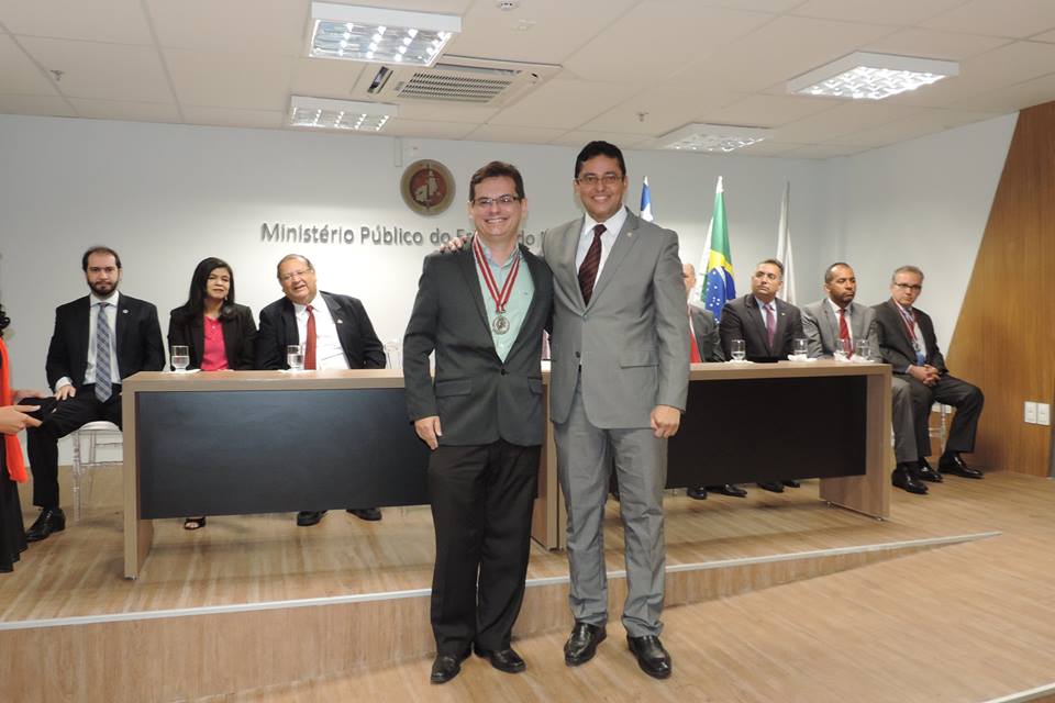 Pessoa recebendo medalha