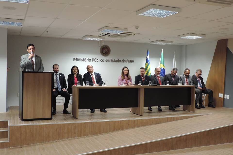 Mesa de honra. O Procurador-Geral está discursando de pé, junto á tribuna.