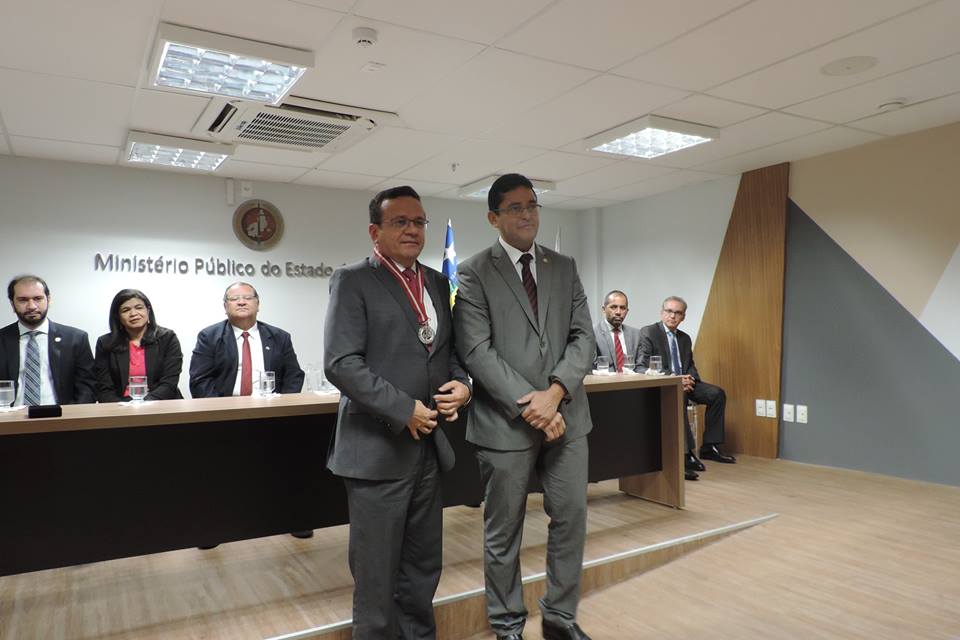 Pesssoa recebendo medalha