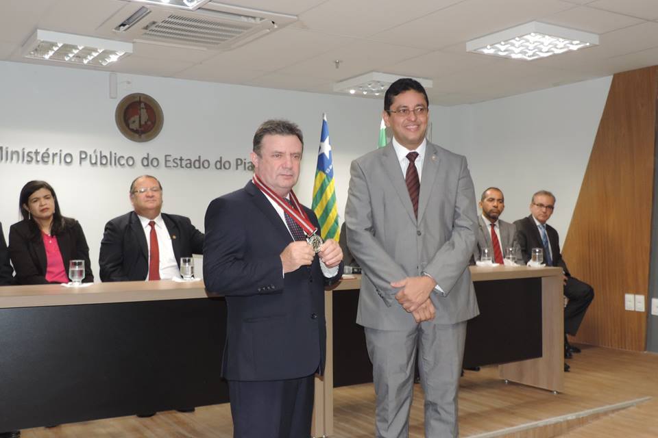 Pessoa recebendo medalha