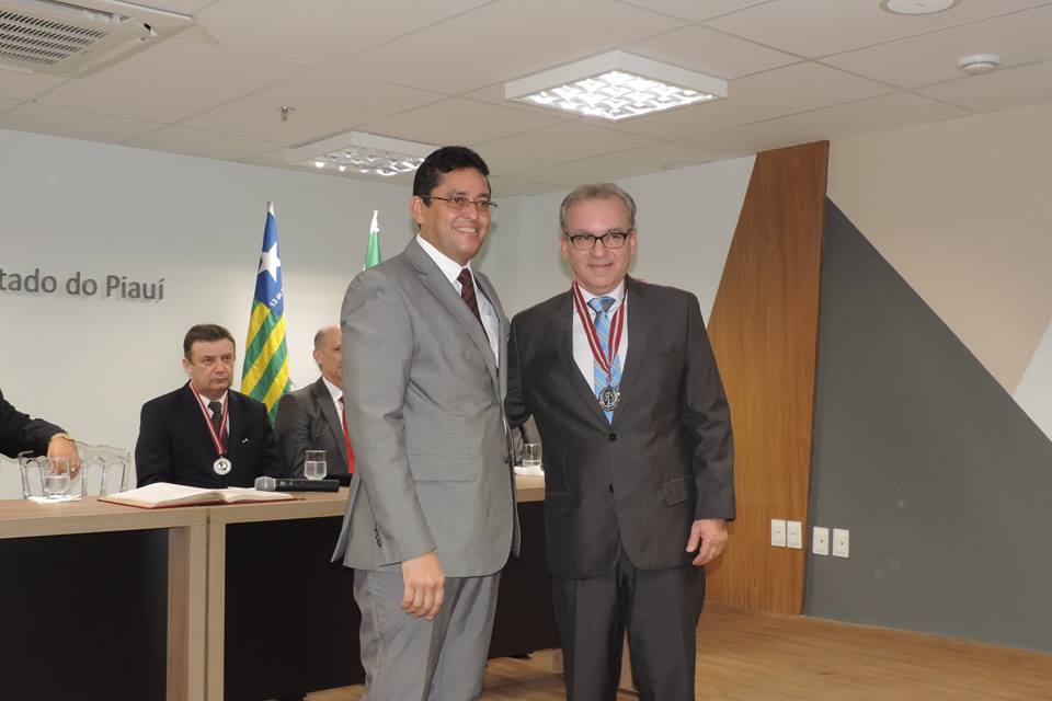 Pessoa recebendo medalha