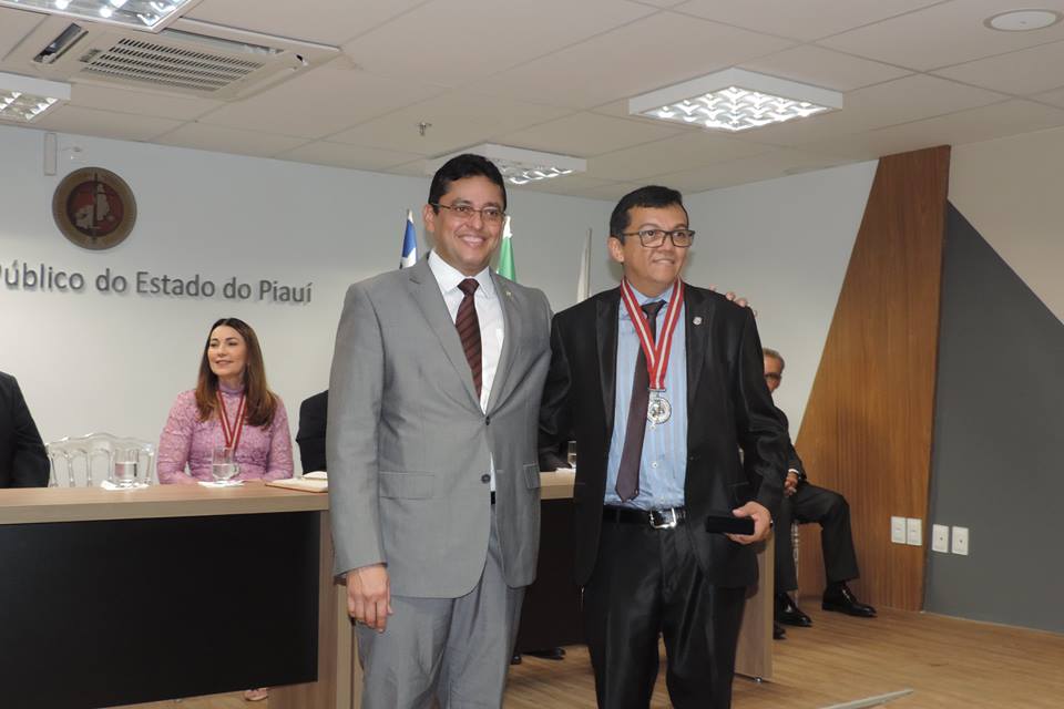 Pessoa recebendo medalha