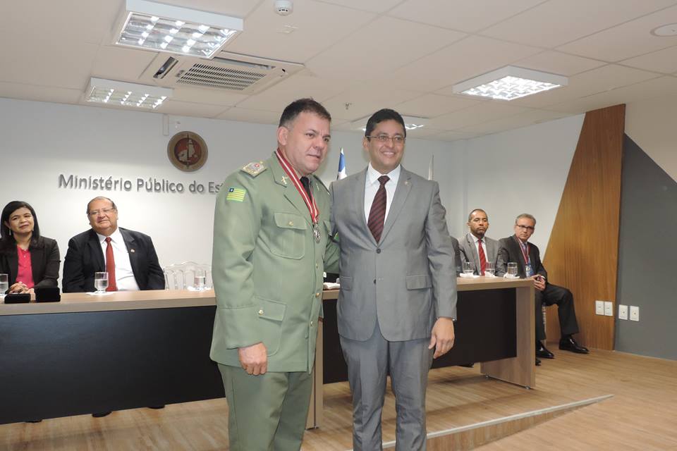 Pessoa recebendo medalha