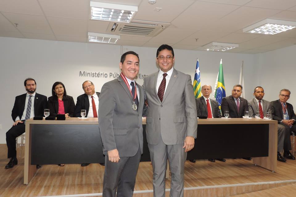 Pessoa recebendo medalha