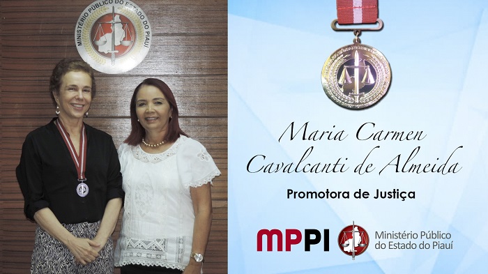 Foto de agraciada recebendo medalha
