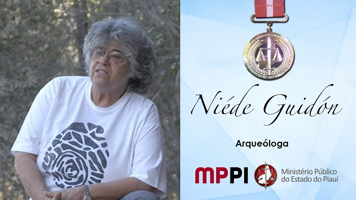 Foto da agraciada junto à medalha.