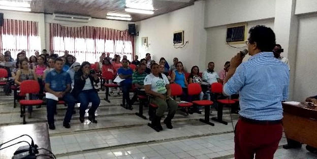 Pessoa ministrando palestra