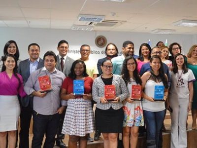 Pessoas sorrindo e segurando troféus