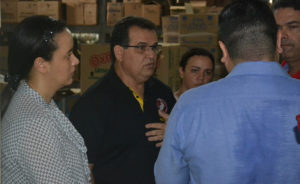 Pessoas fiscalizando supermercado.