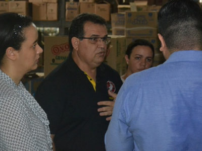 Pessoas fiscalizando supermercado.