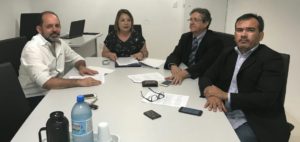 Pessoas Sentadas em volta de uma mesa