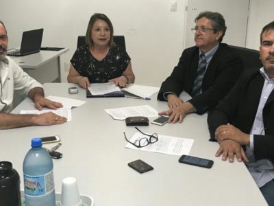 Pessoas Sentadas em volta de uma mesa